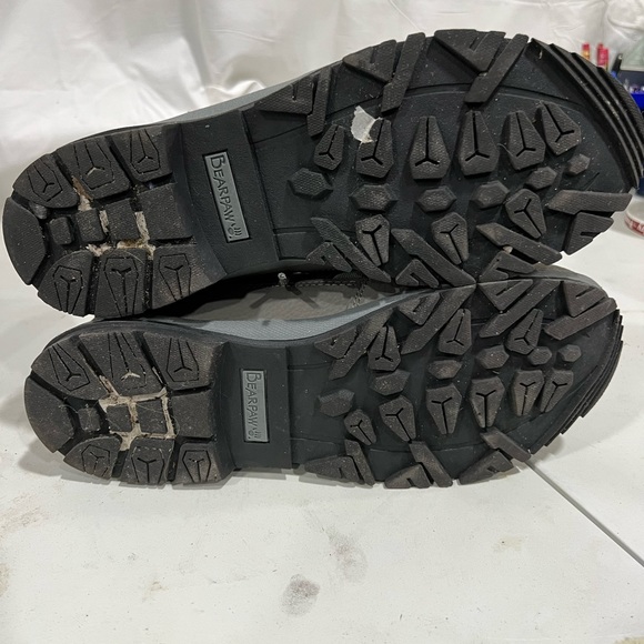 Women’s size 12 bear paw winter boots - Picture 2 of 5